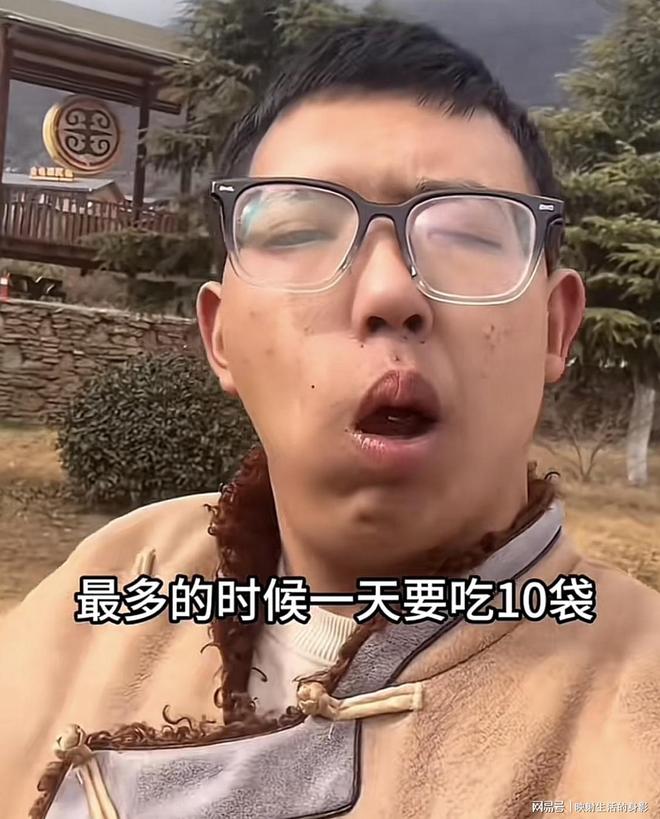 部变形还边嚼边劝大家别碰槟榔米乐m6男子嚼槟榔七年导致脸(图3)