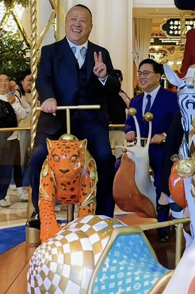 节台上嚼口香糖与金沙总裁骑旋转木马挺幼稚米乐体育M6直播平台曾志伟澳门参加电影(图7)