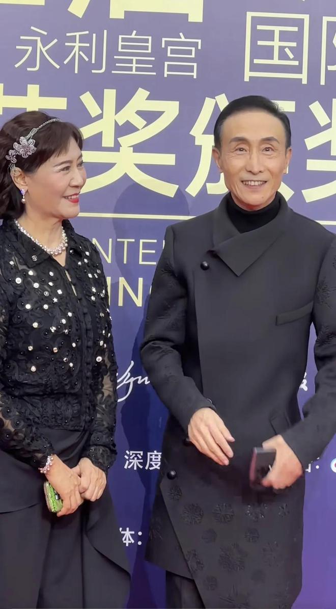节台上嚼口香糖与金沙总裁骑旋转木马挺幼稚米乐体育M6直播平台曾志伟澳门参加电影(图11)