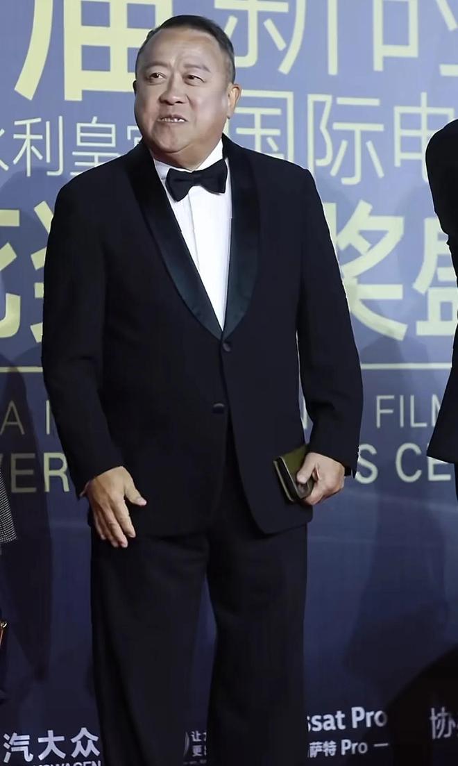 节台上嚼口香糖与金沙总裁骑旋转木马挺幼稚米乐体育M6直播平台曾志伟澳门参加电影(图4)