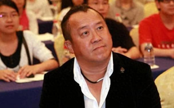 节台上嚼口香糖与金沙总裁骑旋转木马挺幼稚米乐体育M6直播平台曾志伟澳门参加电影(图8)