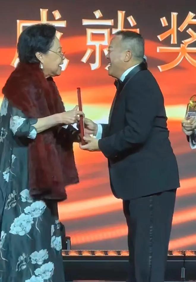 节台上嚼口香糖与金沙总裁骑旋转木马挺幼稚米乐体育M6直播平台曾志伟澳门参加电影(图2)