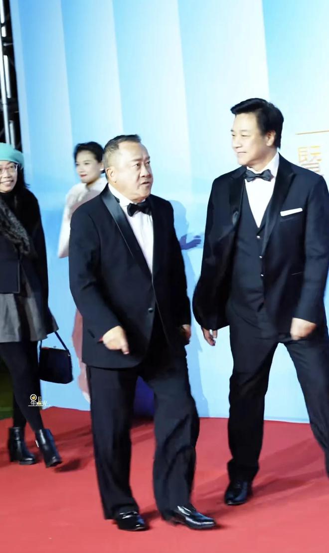 节台上嚼口香糖与金沙总裁骑旋转木马挺幼稚米乐体育M6直播平台曾志伟澳门参加电影(图9)