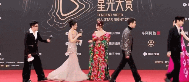 个风情万种却被29岁三线小花抢风头m6米乐澳门这一天内娱一线女星个(图4)