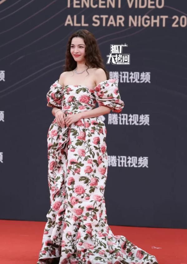 个风情万种却被29岁三线小花抢风头m6米乐澳门这一天内娱一线女星个(图7)