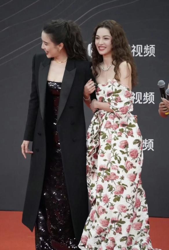 个风情万种却被29岁三线小花抢风头m6米乐澳门这一天内娱一线女星个(图13)