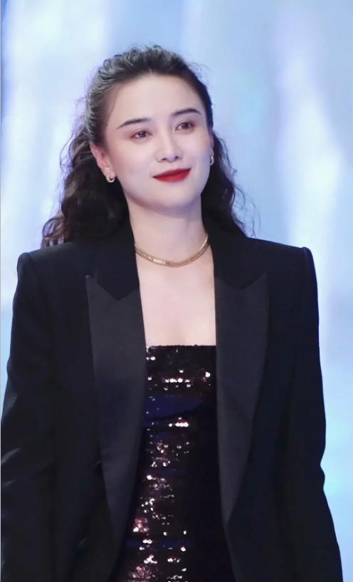 个风情万种却被29岁三线小花抢风头m6米乐澳门这一天内娱一线女星个(图15)