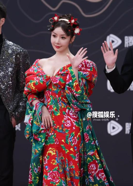 个风情万种却被29岁三线小花抢风头m6米乐澳门这一天内娱一线女星个(图26)